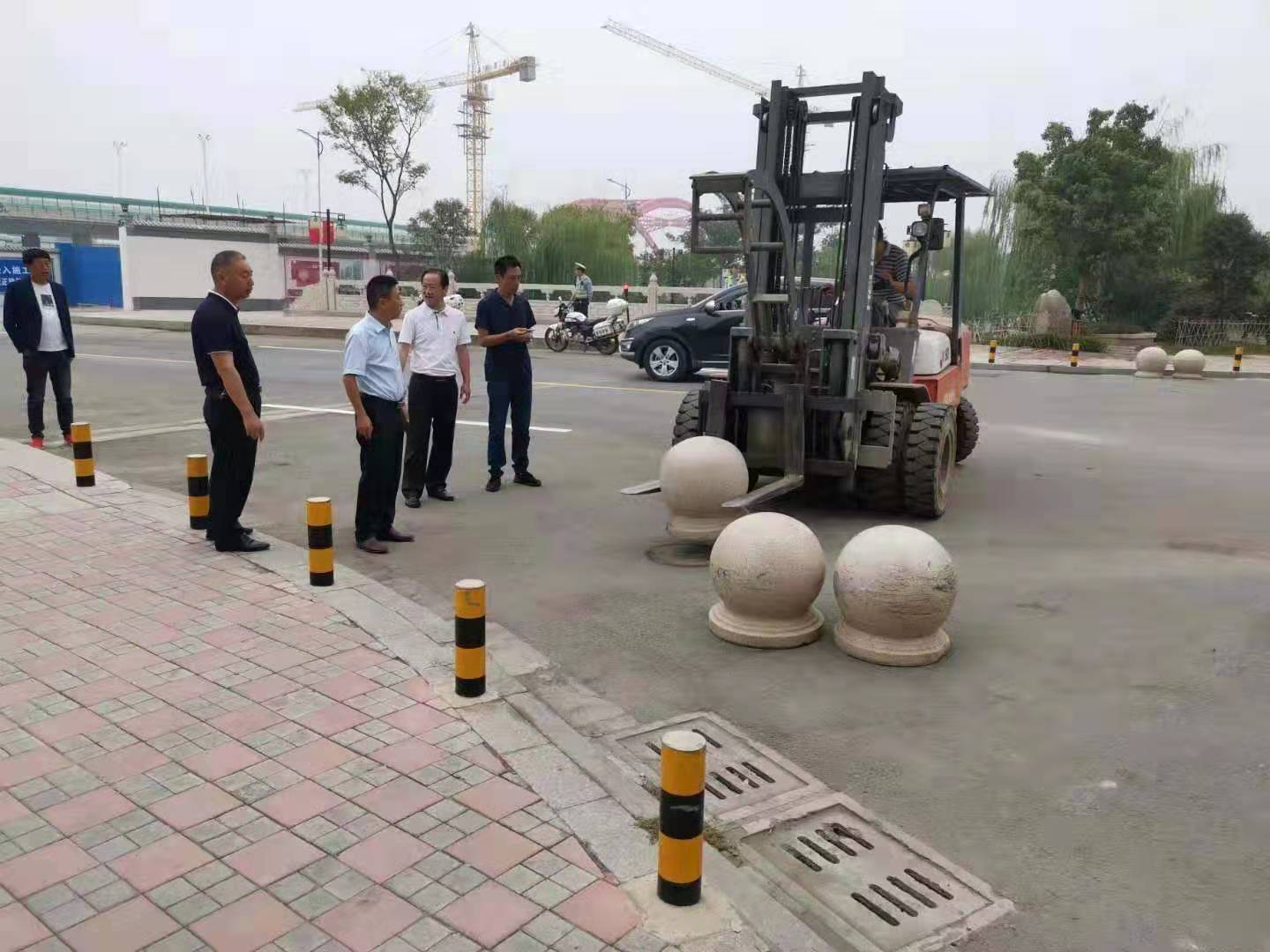 為向新中國成立七十周年獻(xiàn)禮，市城建集團(tuán)攻堅(jiān)克難，實(shí)現(xiàn)了北門棚改區(qū)域民生路10月1日零時(shí)順利通車。國慶假期，市城建集團(tuán)堅(jiān)持做好一線工作，在與交警部門共同做好民生路通車保障工作外，抓細(xì)節(jié)，抓落實(shí)，確保其他各項(xiàng)工作有序推進(jìn)。.jpg